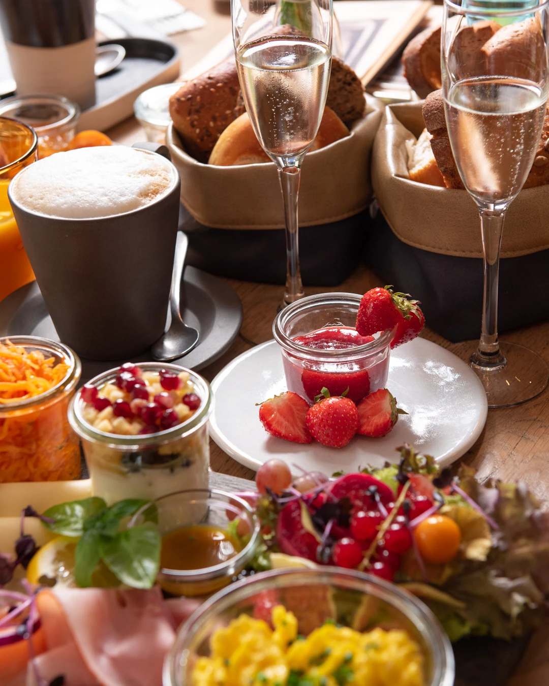 Festlicher Frühstückstisch im Café Reis Gilching mit Brötchen, Marmelade, Erdbeeren und Sekt